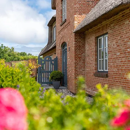 Dom wakacyjny Reetdachhaus Ruem Hart Huus Reetdachhaus Ruem Hart Huus